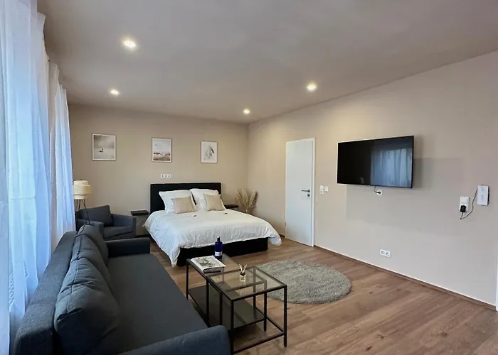 Modernes Am Dreilaendereck *